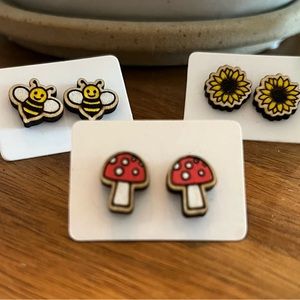 3 pairs of spring stud earrings!💐